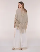 Cardigan liviano estilo kimono color marrón, con frente abierto y mangas amplias con flecos largos y apliques en crochet.