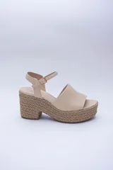Sandalias color beige con plataforma forrada en cuerda y capellada en cuero.