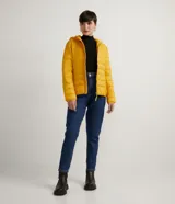 Campera puffer ultra ligera de Blue Steel, color rojo, con capucha, cierre frontal y bolsillos laterales con cremallera. Diseño acolchado con relleno sintético.