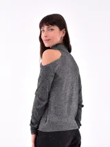 Buzo de punto gris oscuro con hilos metalizados, diseño de cuello alto y hombros descubiertos (cold shoulder), manga larga y puños y ruedo elásticos en rib.