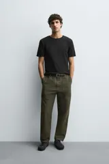Camiseta de corte ajustado confeccionada en tejido de algodón con elasticidad, cuello redondo y manga corta.