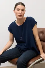 Blusa de manga corta color azul marino con textura plumeti y escote redondo.