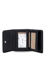 Billetera mediana de símil cuero color azul, con cierre a presión y compartimento posterior con cierre. Incluye múltiples tarjeteros, visores y divisiones internas para billetes.