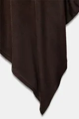 Top de punto color negro, con cuello redondo, manga corta y diseño asimétrico de corte fluido y caída en punta.