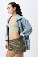 Short de tiro bajo con cintura elástica y estampado camuflado en tonos verde y marrón.