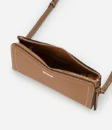 Cartera bandolera pequeña de formato rectangular, confeccionada en poliuretano color tostado con costuras decorativas en contraste. Cuenta con cierre superior de cremallera con tirador alargado, placa metálica frontal con logo y correa larga ajustable y desmontable mediante mosquetones.