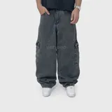 Pantalón cargo de jean con corte ultra baggy, color negro con efecto lavado. Presenta bolsillos laterales tipo cargo, cierre frontal con botón y bolsillos clásicos.