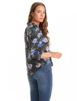 Camisa de gasa con estampado floral en tonos azules y rosados sobre fondo negro. Presenta cuello con solapa, escote en V, cierre frontal con botones y mangas tres cuartos con puños abotonados.