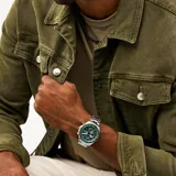 Reloj Fossil de la línea Autocross con caja de 42 mm, esfera verde con acabado sunray y pulsera de acero inoxidable plateado. Cuenta con mecanismo multifunción que indica hora, fecha y día, y bisel con escala de taquímetro.