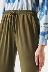 Pantalón babucha negro con cintura elastizada y cordón ajustable.