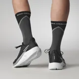 Championes de running Salomon Aero Blaze 2 de color negro con suela y entresuela gris, tecnología energy foam y capellada de malla transpirable con el logo de la marca en el lateral.