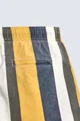 Bañador de hombre con estampado de rayas verticales anchas en tonos amarillo mostaza, azul oscuro desgastado, blanco y gris. Posee cintura elástica con cordón ajustable y bolsillos laterales.