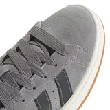 Championes Adidas Campus 00S de gamuza color gris con las tres tiras características de la marca en color gris oscuro.