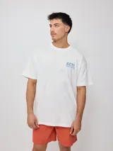 Remera oversize de algodón blanca con estampa en el pecho y la espalda de la marca Rusty.