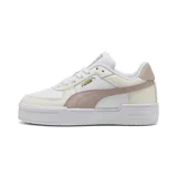 Championes Puma modelo CA Pro Classic II, con diseño de plataforma, cuerpo en cuero blanco con detalles en tonos crema y rosa viejo, y logo dorado en el lateral.
