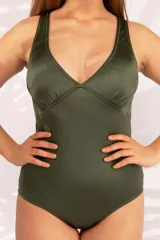 Malla enteriza color verde militar, con escote en V y breteles anchos.