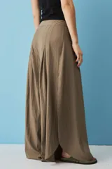 Pantalón marrón de corte ancho y fluido, con pinzas frontales y tiro alto.