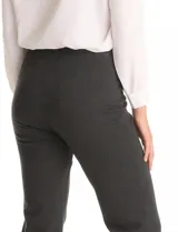 Pantalón de vestir marca Tahari, de corte recto y tiro alto. Confeccionado en tejido elastizado, presenta una faja interna en la cintura y costuras verticales pespuntadas en el frente de las piernas. Incluye un detalle metálico con logo.