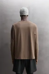 Camiseta de entrenamiento de manga larga y cuello redondo, confeccionada en tejido técnico ligero y elástico con tecnología de secado rápido. Presenta costuras planas para mayor resistencia y comodidad durante el movimiento, con un pequeño logo estampado en el bajo.