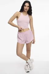 Short deportivo color rosa claro con cintura elastizada y calza interna con bolsillo.