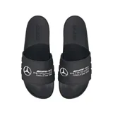 Ojotas Adidas modelo Adilette Comfort, color negro, con diseño de banda ancha que incluye el logo de Mercedes-AMG Petronas Formula One Team estampado en blanco.