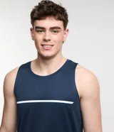 Musculosa deportiva de corte regular, confeccionada en tejido técnico con tecnología Dry para mayor transpirabilidad. Presenta cuello redondo y una banda reflectante horizontal en el pecho.