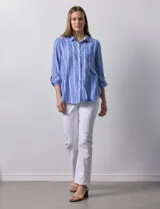 Camisa de lino marca Dash, color beige con rayas verticales blancas, cuello con solapa, cierre frontal de botones, bolsillo aplicado en el pecho y mangas largas con sistema para arremangar mediante presilla y botón.