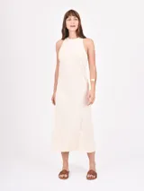 Vestido midi de punto color verde grisáceo, de corte recto y sin mangas, con escote redondo alto.