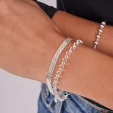 Pulsera de plata 925 con diseño de cadena de eslabones redondos entrelazados.