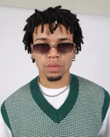 Lentes de sol rectangulares con marco dorado y lentes marrones degradadas.