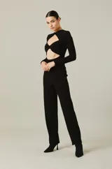Mono largo negro de manga larga, con diseño cut-out en el pecho y cintura, y pantalón de corte recto.