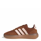 Championes urbanos Adidas modelo Barreda Decode, color marrón con detalles en rosado claro. Presentan una combinación de gamuza y material sintético, con las icónicas tres tiras laterales y suela de goma traslúcida.