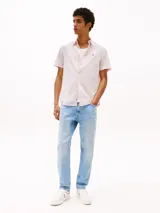 Camisa de manga corta Tommy Jeans de algodón y lino a rayas verticales color rosa.