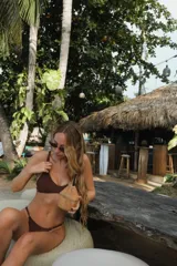 Top de bikini negro con breteles finos.