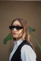 Lentes de sol rectangulares color negro con marco grueso.