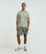 Remera deportiva Get Over de tecnología dry, color verde militar, con cuello redondo, mangas cortas, detalles reflectantes en los hombros y tejido de malla transpirable.