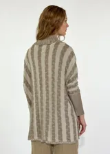 Saco tejido a rayas horizontales en tonos beige y marrón, con cuello esmoquin y mangas largas.