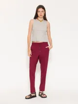 Pantalón babucha color borgoña, confeccionado en algodón liviano. Presenta cintura elastizada con cordón ajustable, bolsillos laterales y botamangas levemente entalladas.