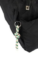 Bolso tipo tote acolchado en color verde oliva, con diseño de costuras en rombos. Cuenta con doble asa superior fija, correa larga ajustable y bolsillos laterales abiertos.