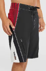 Short de baño tipo boardshort O'Neill modelo Superfreak Y2k, en combinación de colores negro, rojo y blanco, con diseño geométrico y cordón de ajuste en la cintura.