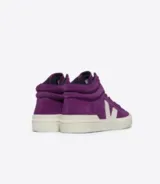 Championes de caña alta Veja modelo Minotaur, color violeta con logo lateral en blanco y suela color crema.