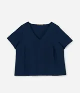 Blusa azul marino de viscosa con escote en V, manga corta y detalle de recortes.