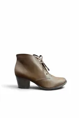 Botineta de cuero sintético color marrón, con cordones frontales y taco cuadrado medio.