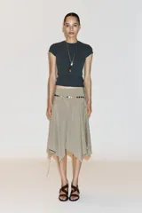 Camiseta de corte entallado confeccionada en mezcla de algodón, con cuello redondo y mangas cortas. Presenta un diseño básico de bajo recto en color gris oscuro.