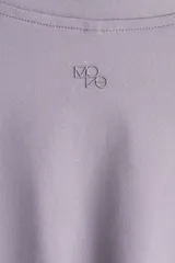 Campera deportiva de corte ajustado confeccionada en tejido funcional con tecnología SoftMove y DryMove. Presenta cuello elevado, cierre frontal con protección para el mentón y mangas largas con abertura para el pulgar.