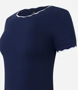 Top de manga corta ajustado al cuerpo, color marrón oscuro, con cuello redondo y bordes festoneados en color crema o beige claro.