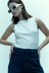 Short de jean azul oscuro, tiro alto, con bolsillos delanteros y traseros.