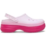 Zuecos Crocs modelo Classic Stacked de diseño slip-on, con capellada de color rosado claro y plataforma alta con suela dentada en tonos rosado medio y fucsia. Cuenta con perforaciones en el empeine para pines Jibbitz y tira trasera ajustable.