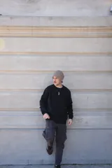 Buzo negro de algodón con cuello redondo y logo bordado en el pecho.