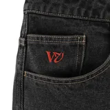 Pantalón de jean negro con corte recto, cierre de botón y cremallera, y bolsillos delanteros y traseros. Incluye un pequeño logo bordado en rojo en el bolsillo delantero derecho.